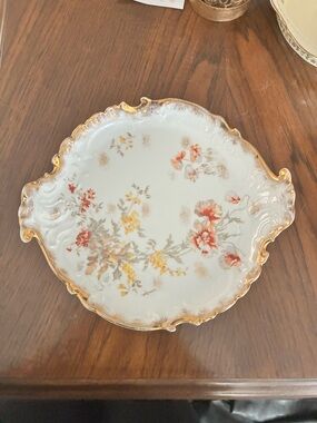 ANTIQUE CARLSBAD AUSTRIA HAND-PAINTED PLATE WITH GOLD TRIM